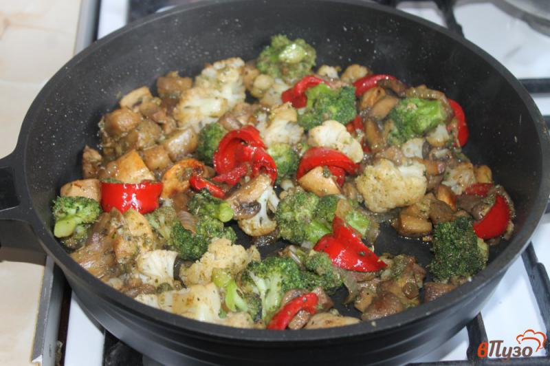 Фото приготовление рецепта: Соте из грибов, цветной капусты и баклажана шаг №5