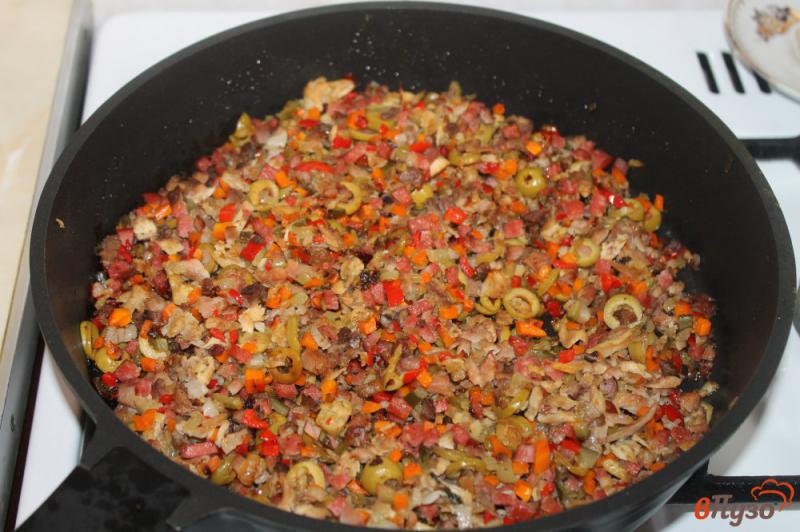 Фото приготовление рецепта: Домашняя солянка из свиного шашлыка с колбасой шаг №3