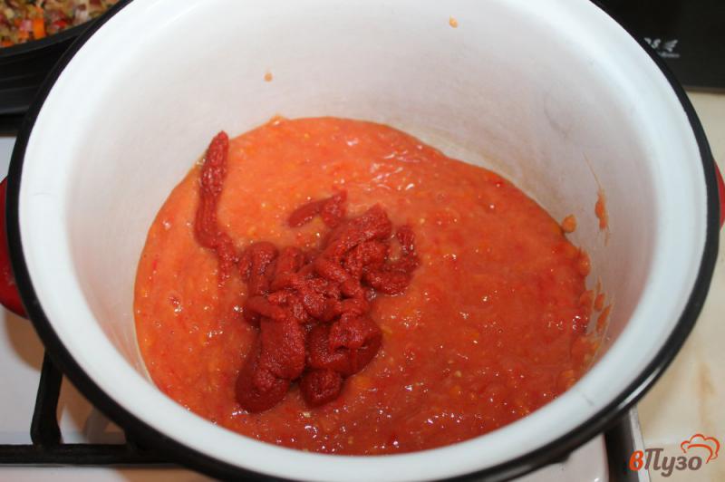 Фото приготовление рецепта: Домашняя солянка из свиного шашлыка с колбасой шаг №4