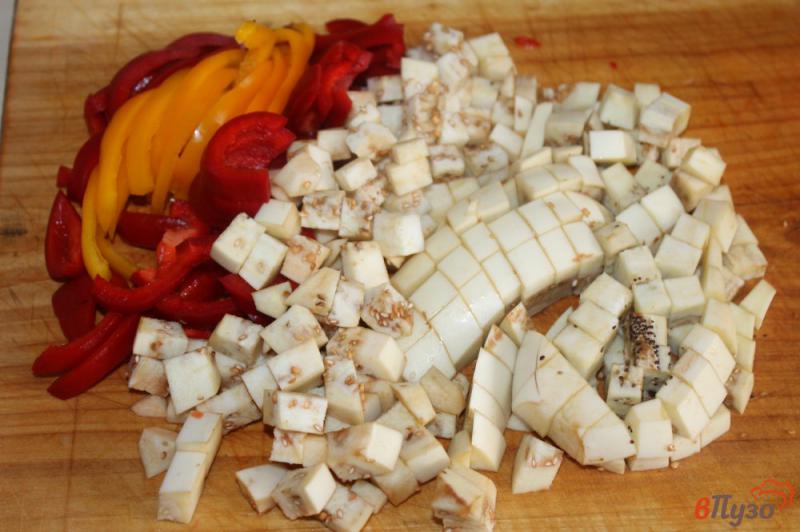 Фото приготовление рецепта: Теплый салат из баклажана, перца и помидора шаг №1
