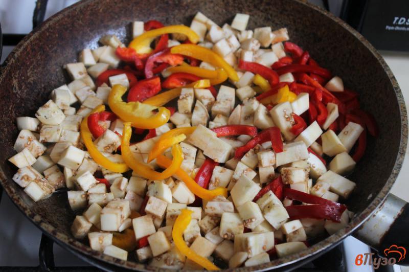 Фото приготовление рецепта: Теплый салат из баклажана, перца и помидора шаг №2
