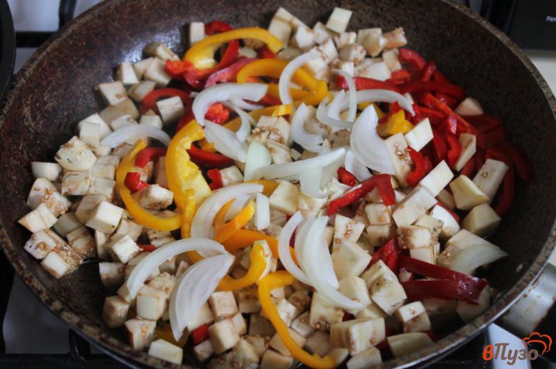 Фото приготовление рецепта: Теплый салат из баклажана, перца и помидора шаг №3