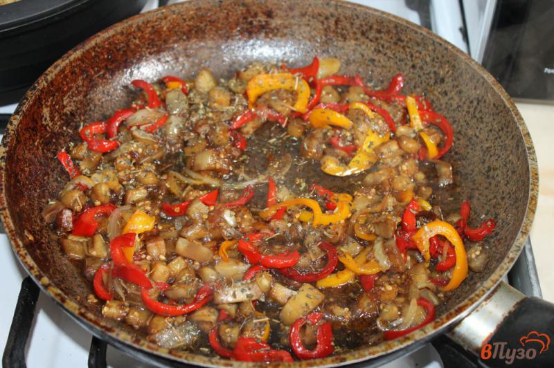 Фото приготовление рецепта: Теплый салат из баклажана, перца и помидора шаг №4