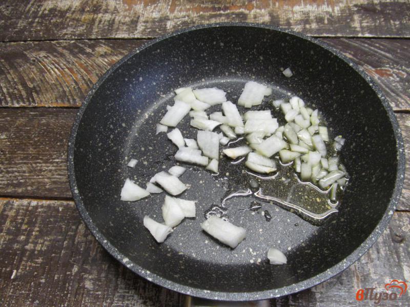Фото приготовление рецепта: Консервированный тунец с рисом и болгарским перцем шаг №2