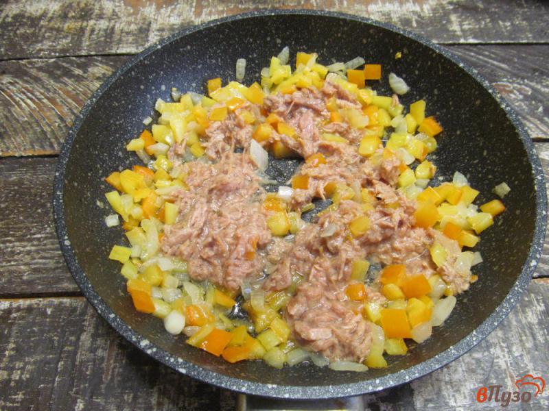 Фото приготовление рецепта: Консервированный тунец с рисом и болгарским перцем шаг №4