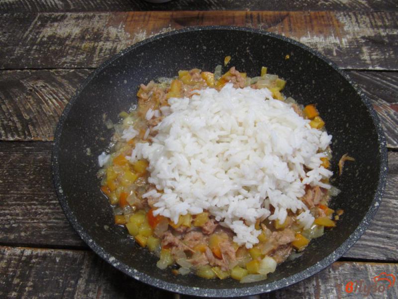 Фото приготовление рецепта: Консервированный тунец с рисом и болгарским перцем шаг №5