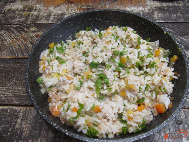 Фото приготовление рецепта: Консервированный тунец с рисом и болгарским перцем шаг №6
