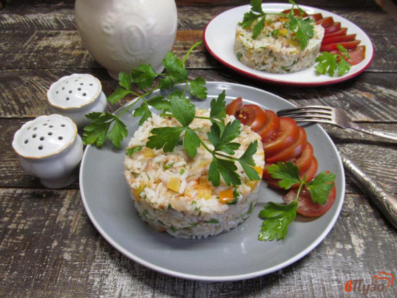 Фото приготовление рецепта: Консервированный тунец с рисом и болгарским перцем шаг №7