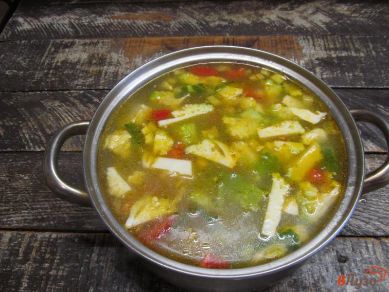 Фото приготовление рецепта: Куриный суп с цветной капустой шаг №7