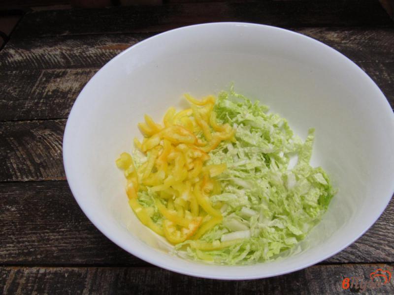 Фото приготовление рецепта: Салат из пекинской капусты с крабовыми палочками и болгарским перцем шаг №1