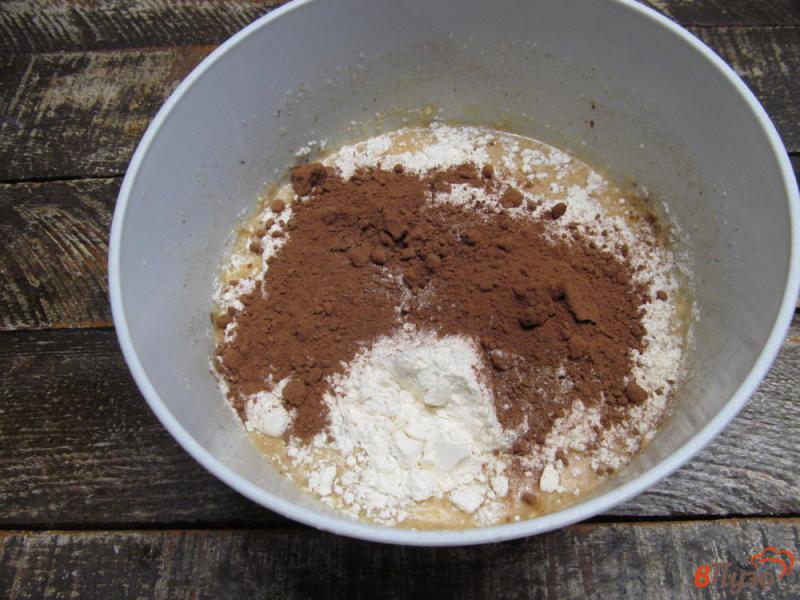 Фото приготовление рецепта: Шоколадный пирог - перевертыш с грушами шаг №11