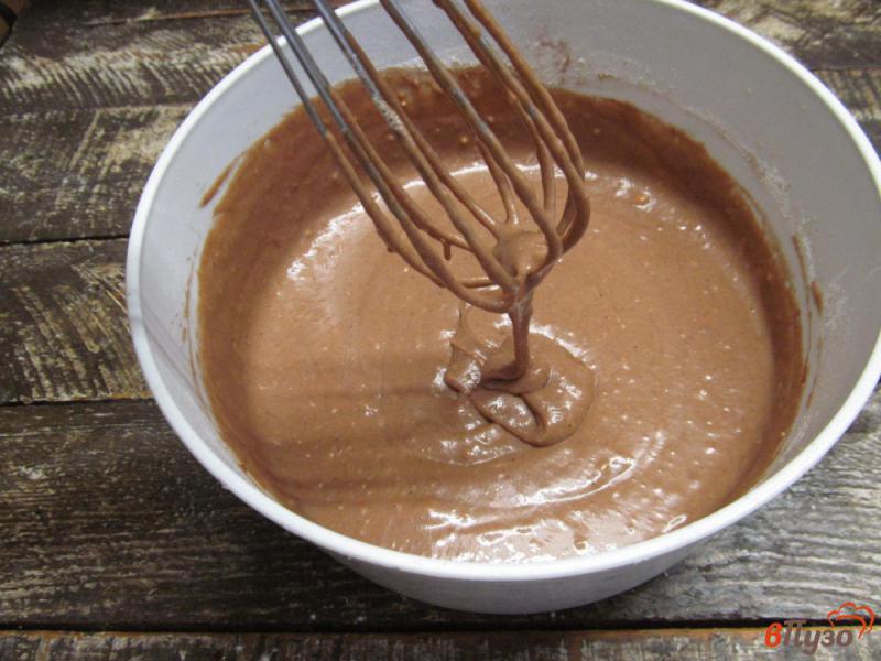 Фото приготовление рецепта: Шоколадный пирог - перевертыш с грушами шаг №12