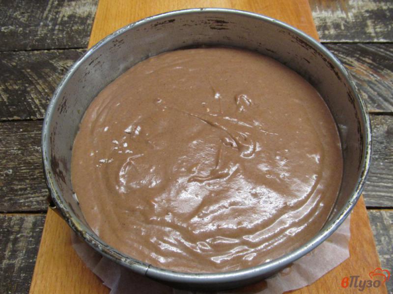 Фото приготовление рецепта: Шоколадный пирог - перевертыш с грушами шаг №14