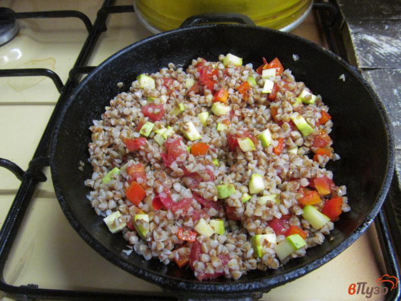 Фото приготовление рецепта: Гречневая каша с овощами и сыром шаг №2