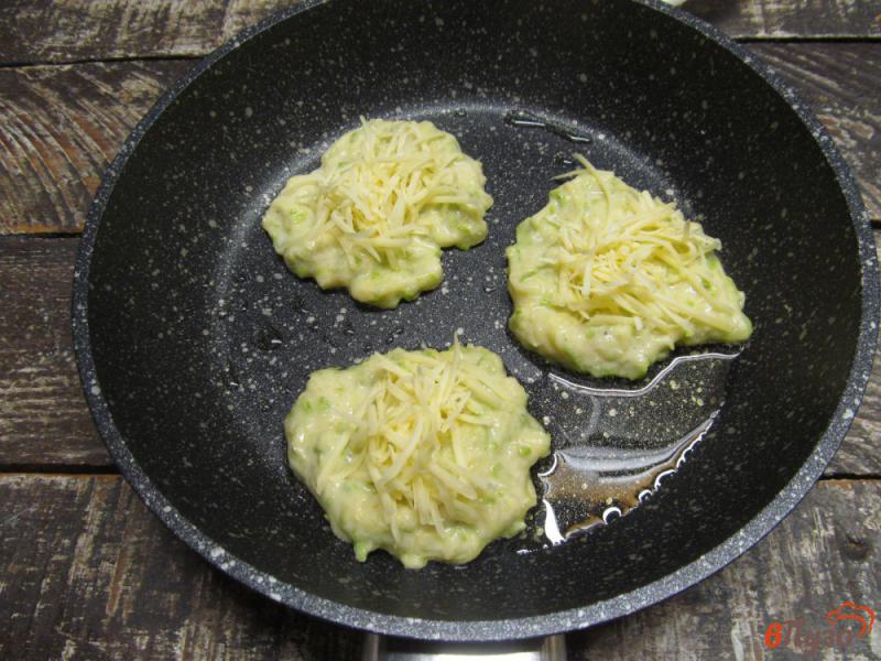 Фото приготовление рецепта: Кабачковые оладьи с сырной начинкой шаг №4