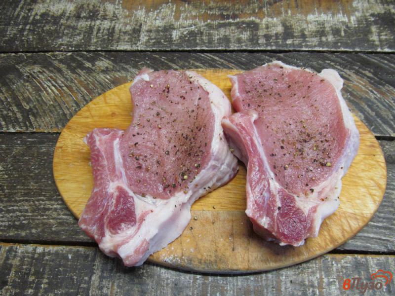 Фото приготовление рецепта: Свиные стейки на косточке с гарниром из помидора и грибов шаг №1