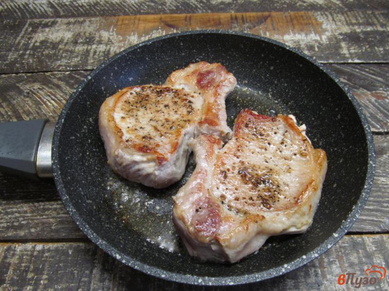 Фото приготовление рецепта: Свиные стейки на косточке с гарниром из помидора и грибов шаг №3
