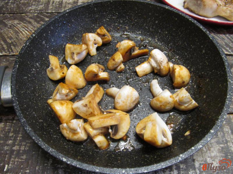 Фото приготовление рецепта: Свиные стейки на косточке с гарниром из помидора и грибов шаг №4