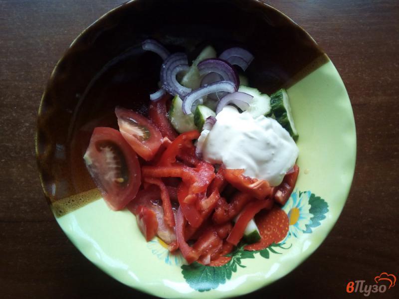 Фото приготовление рецепта: Овощной салат со сметанной заправкой шаг №5