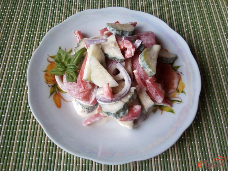 Фото приготовление рецепта: Овощной салат со сметанной заправкой шаг №6