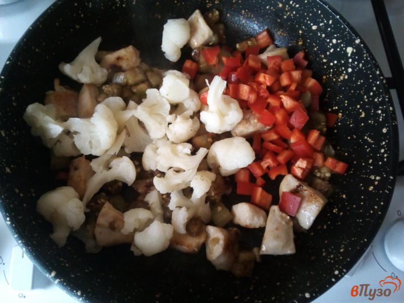 Фото приготовление рецепта: Омлет с овощами и курицей шаг №4