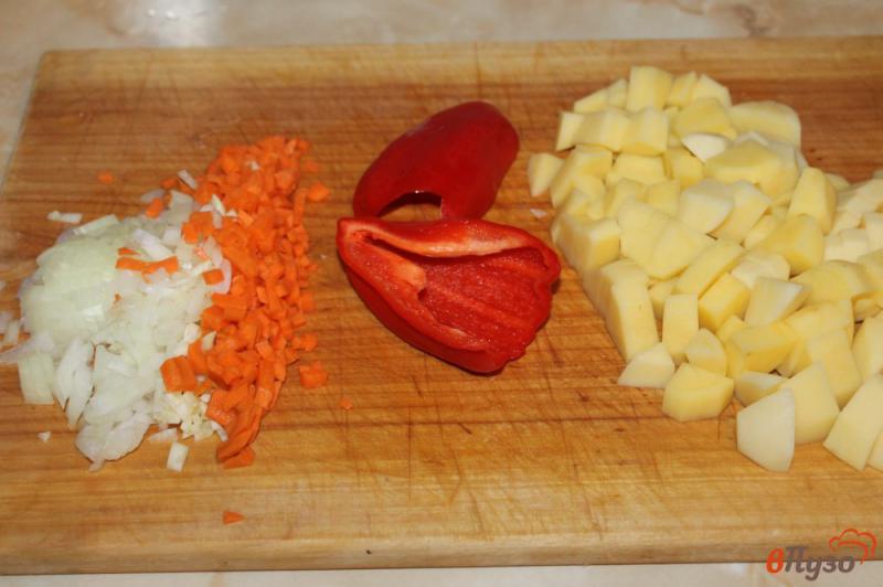 Фото приготовление рецепта: Рыбный суп с лимоном и болгарским перцем шаг №2