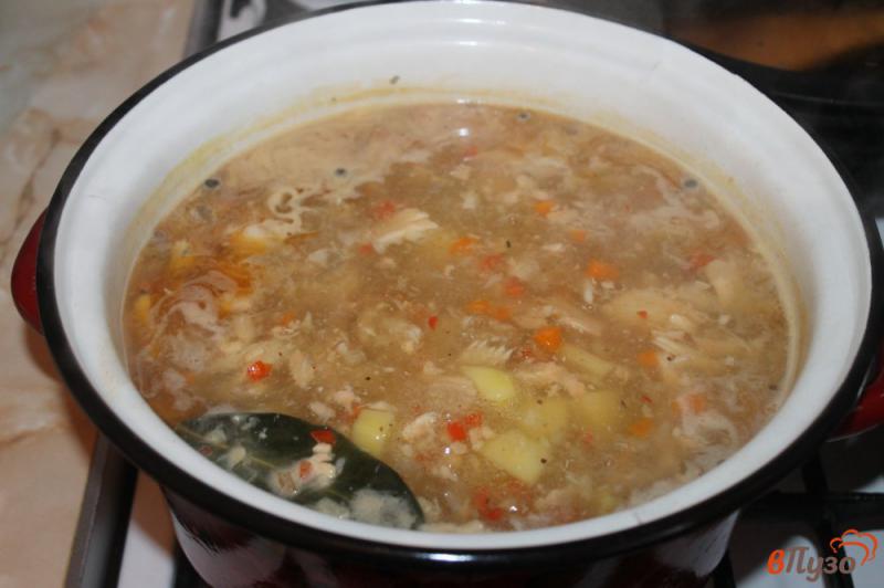 Фото приготовление рецепта: Рыбный суп с лимоном и болгарским перцем шаг №4