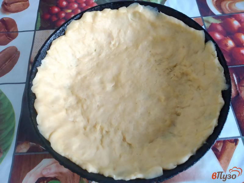 Фото приготовление рецепта: Пирог со сметанной заливкой шаг №6