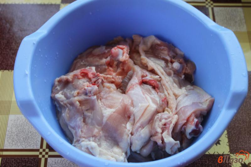 Фото приготовление рецепта: Куриные бедра в луковом маринаде с паприкой шаг №1