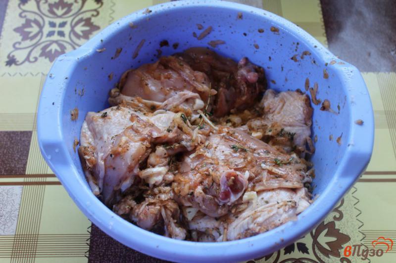 Фото приготовление рецепта: Куриные бедра в луковом маринаде с паприкой шаг №4