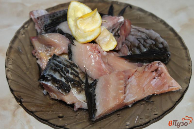 Фото приготовление рецепта: Жареный карп маринованный с лимоном и кинзой шаг №2