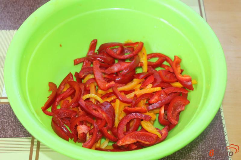 Фото приготовление рецепта: Салат из перца с красным луком шаг №1