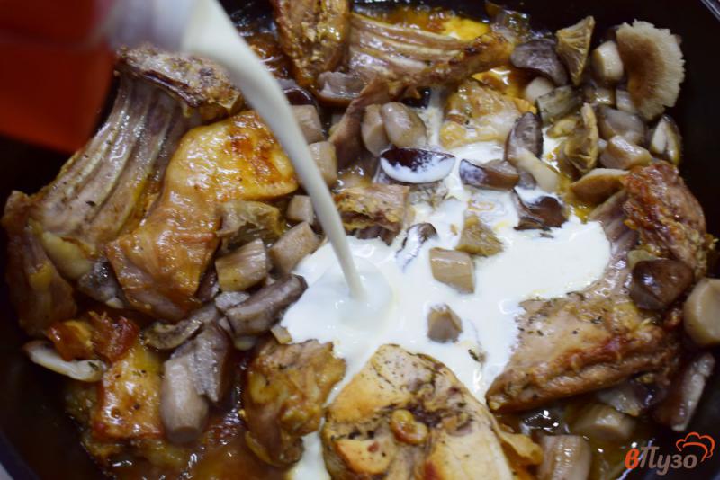 Фото приготовление рецепта: Крольчатина с грибами в сливках шаг №6