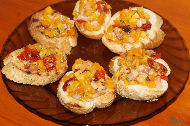 Фото приготовление рецепта: Бутерброды с вялеными томатами и рыбой шаг №5