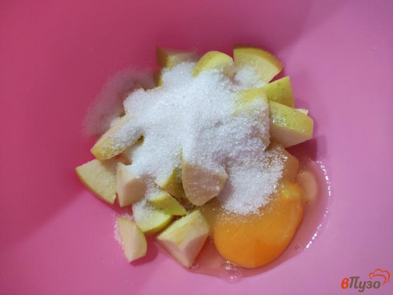 Фото приготовление рецепта: Яблочные кексы с изюмом шаг №1