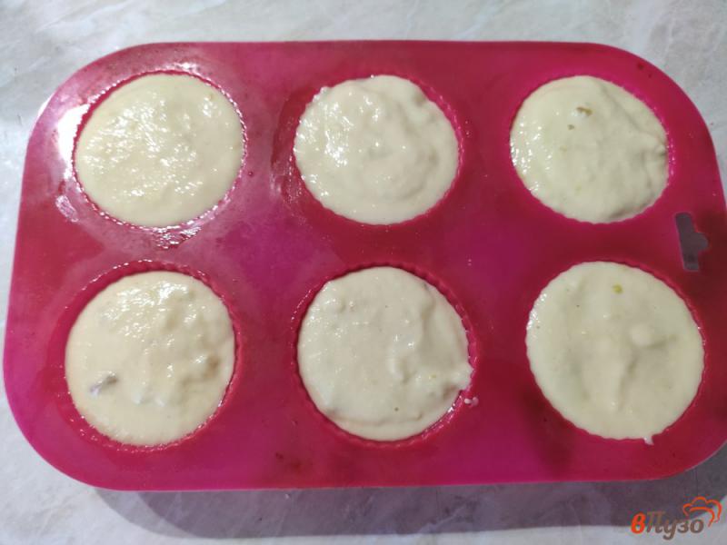 Фото приготовление рецепта: Яблочные кексы с изюмом шаг №6