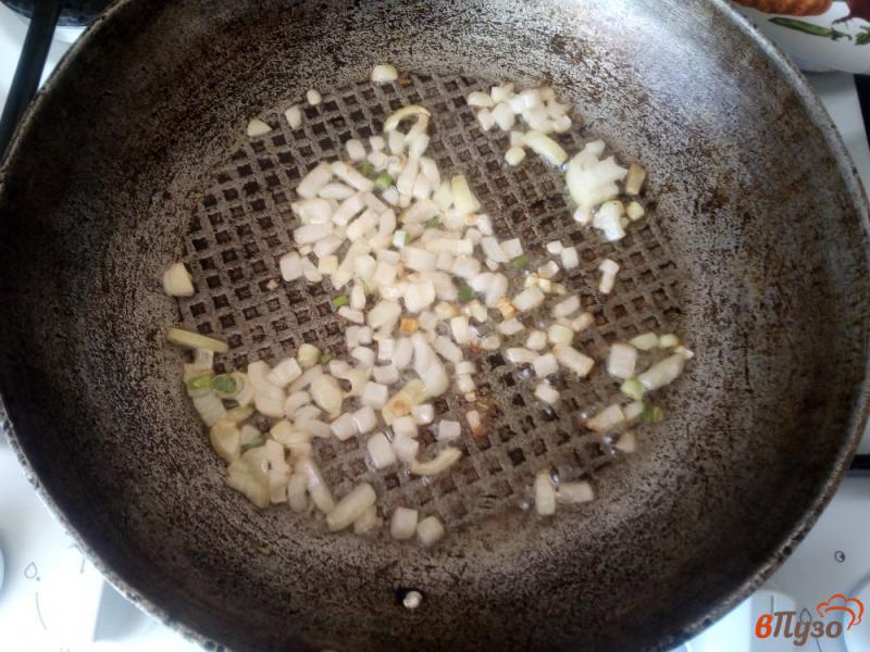 Фото приготовление рецепта: Борщ с фасолью и куриным филе шаг №4