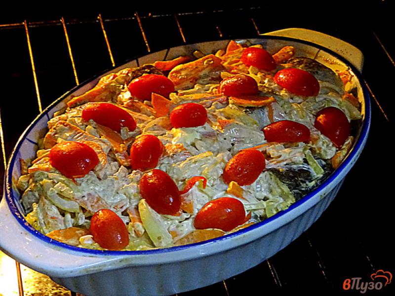 Фото приготовление рецепта: Хек с овощами в духовке шаг №10