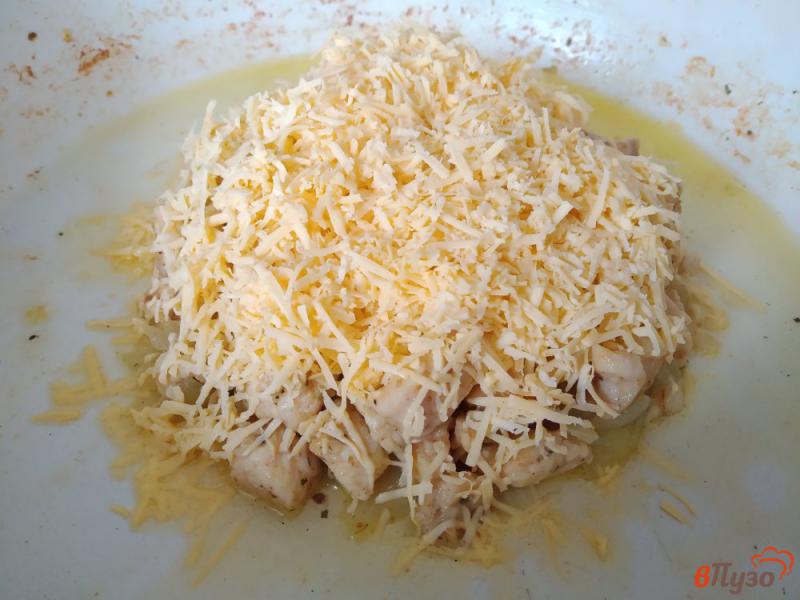 Фото приготовление рецепта: Курица под сырной корочкой шаг №7
