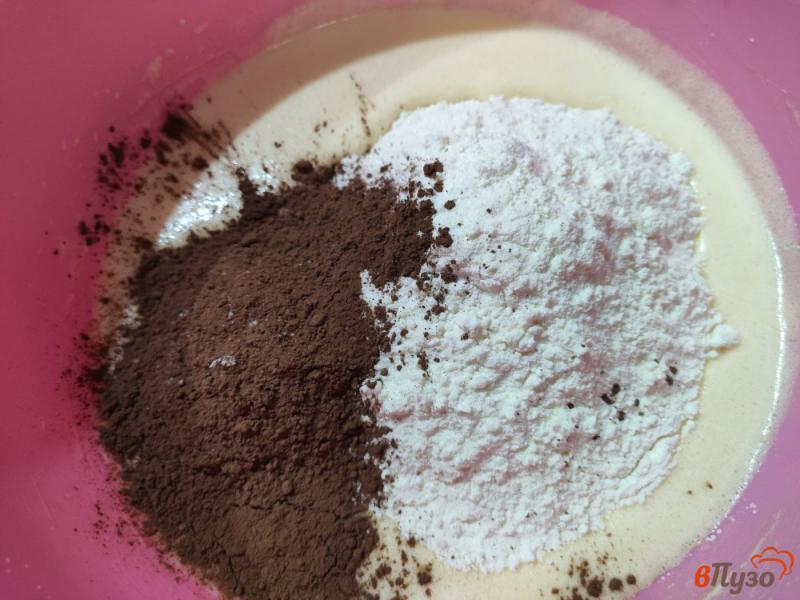 Фото приготовление рецепта: Шоколадный пирог с заварным кремом шаг №9