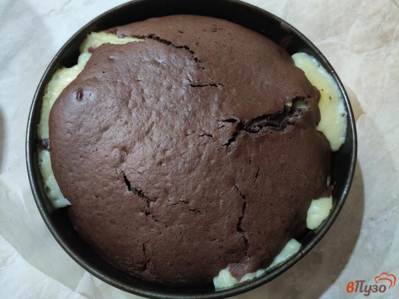 Фото приготовление рецепта: Шоколадный пирог с заварным кремом шаг №14