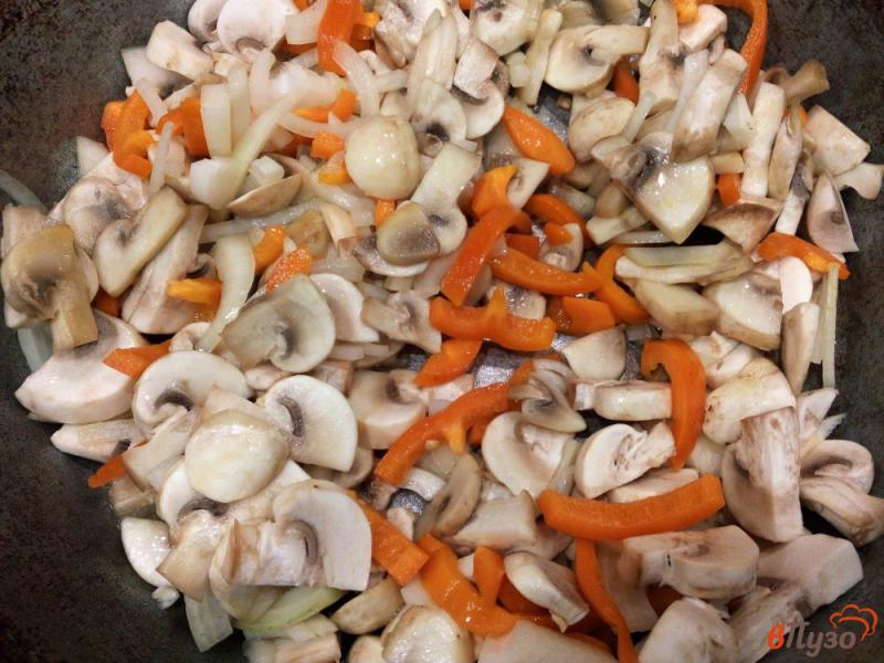 Фото приготовление рецепта: Тушеные грибы с овощами и майонезом шаг №4