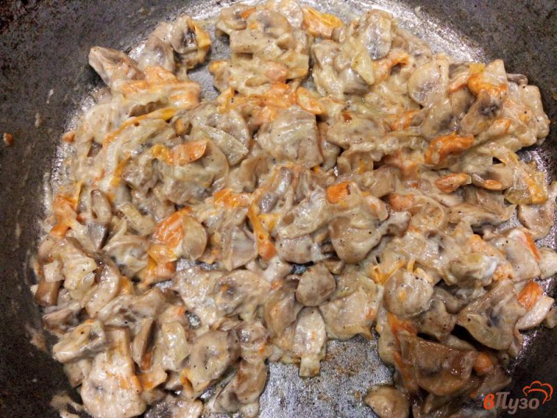 Фото приготовление рецепта: Тушеные грибы с овощами и майонезом шаг №5