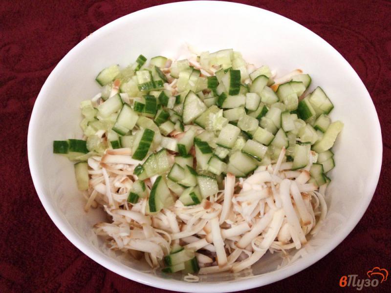 Фото приготовление рецепта: Кукурузный салат с бужениной и сыром шаг №4