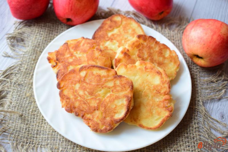 Фото приготовление рецепта: Сырники с яблоками шаг №8