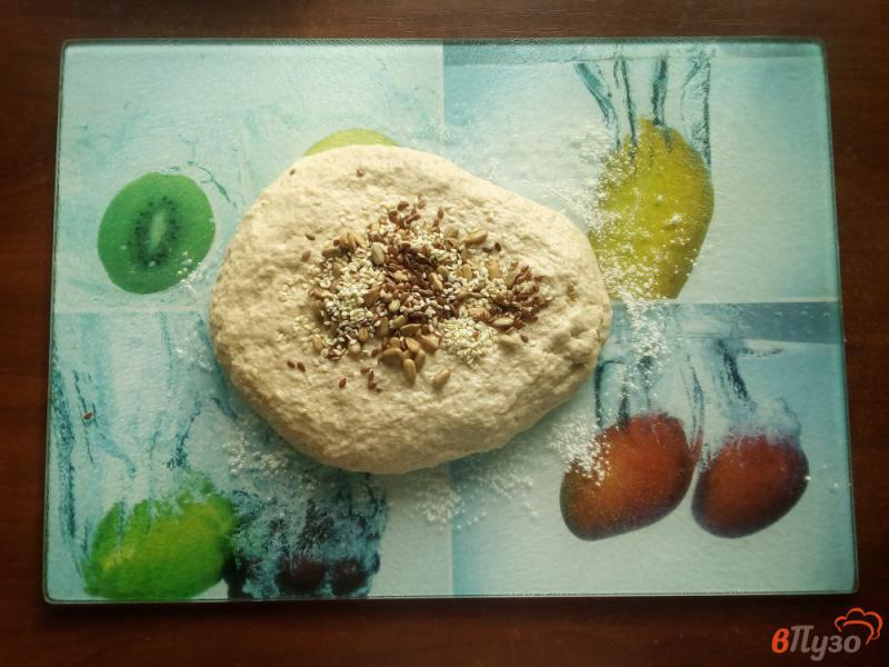 Фото приготовление рецепта: Хлеб на ржаной закваске с семенами льна кунжутом и семечками шаг №4