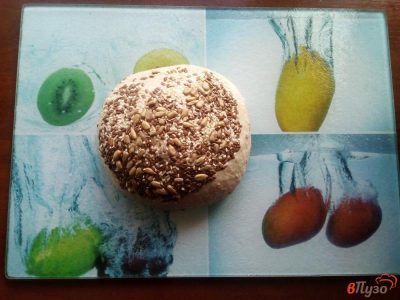 Фото приготовление рецепта: Хлеб на ржаной закваске с семенами льна кунжутом и семечками шаг №7
