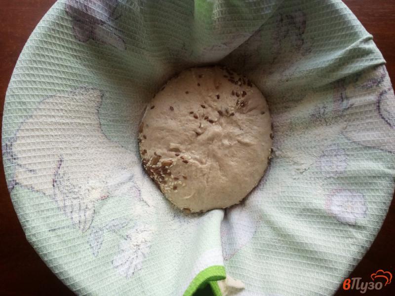 Фото приготовление рецепта: Хлеб на ржаной закваске с семенами льна кунжутом и семечками шаг №8