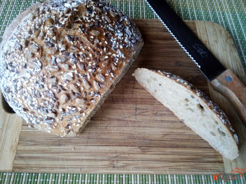 Фото приготовление рецепта: Хлеб на ржаной закваске с семенами льна кунжутом и семечками шаг №13