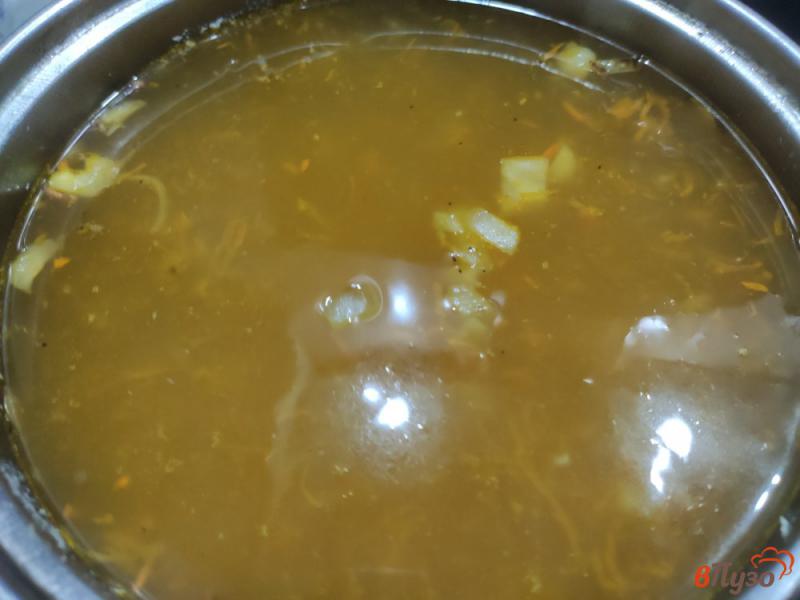 Фото приготовление рецепта: Куриный суп с вермишелью и яйцами шаг №4
